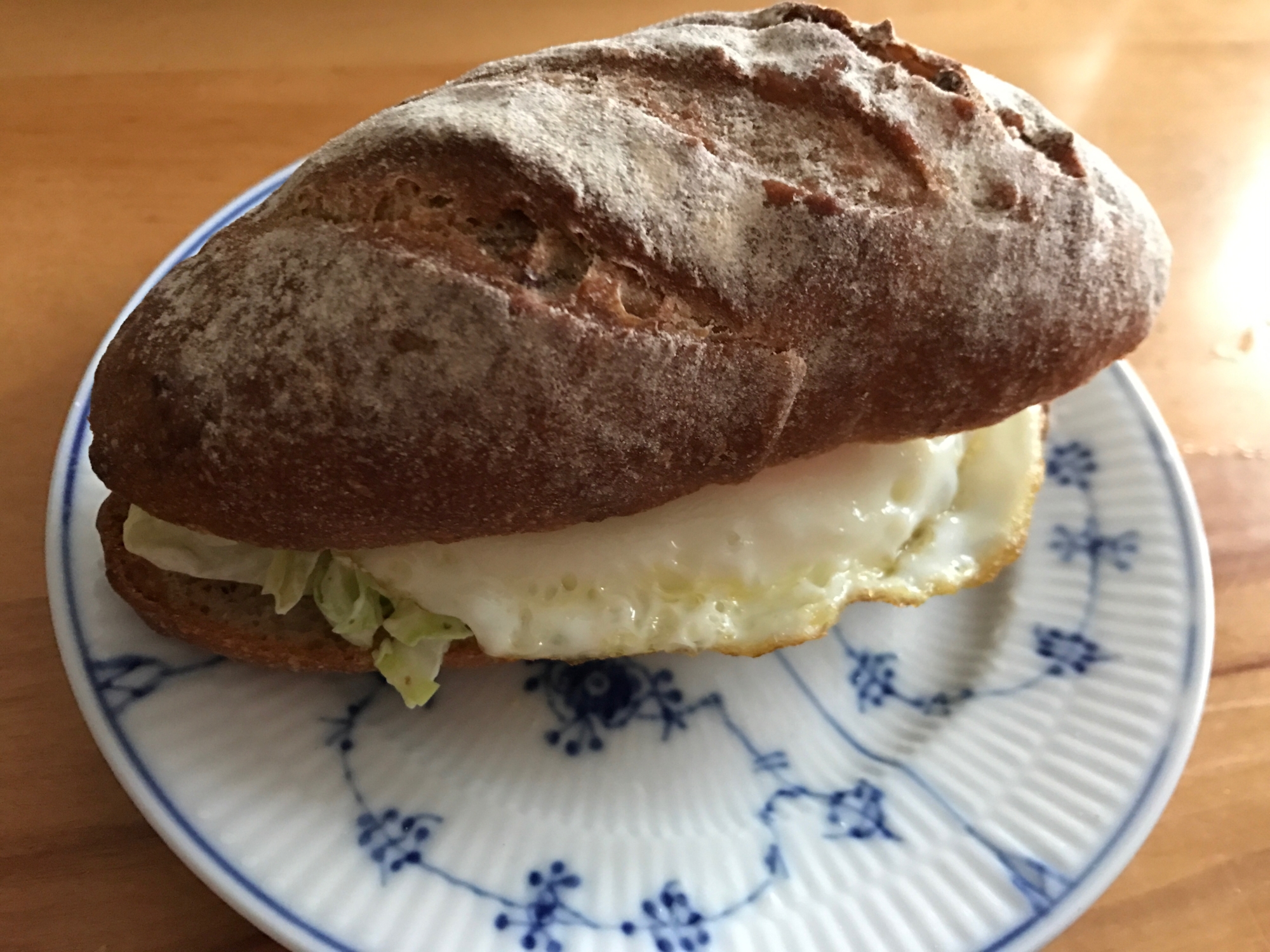 キャベツサラダと目玉焼きのサンド