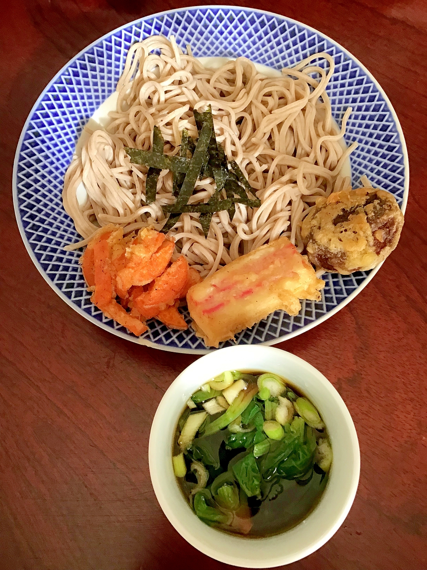 ナルトの天ぷら付き盛り蕎麦。