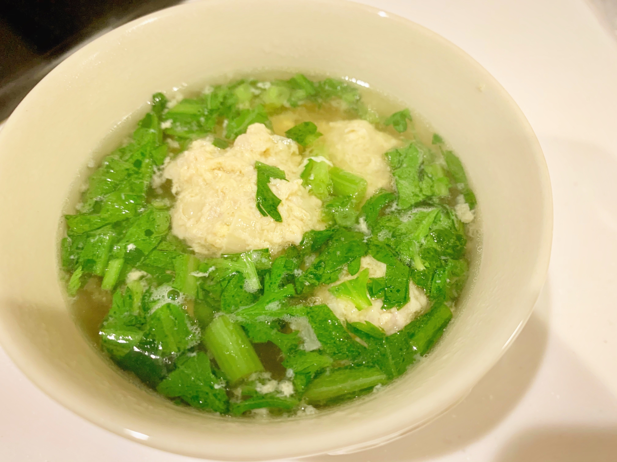 鶏団子と春菊のコンソメ味噌スープ