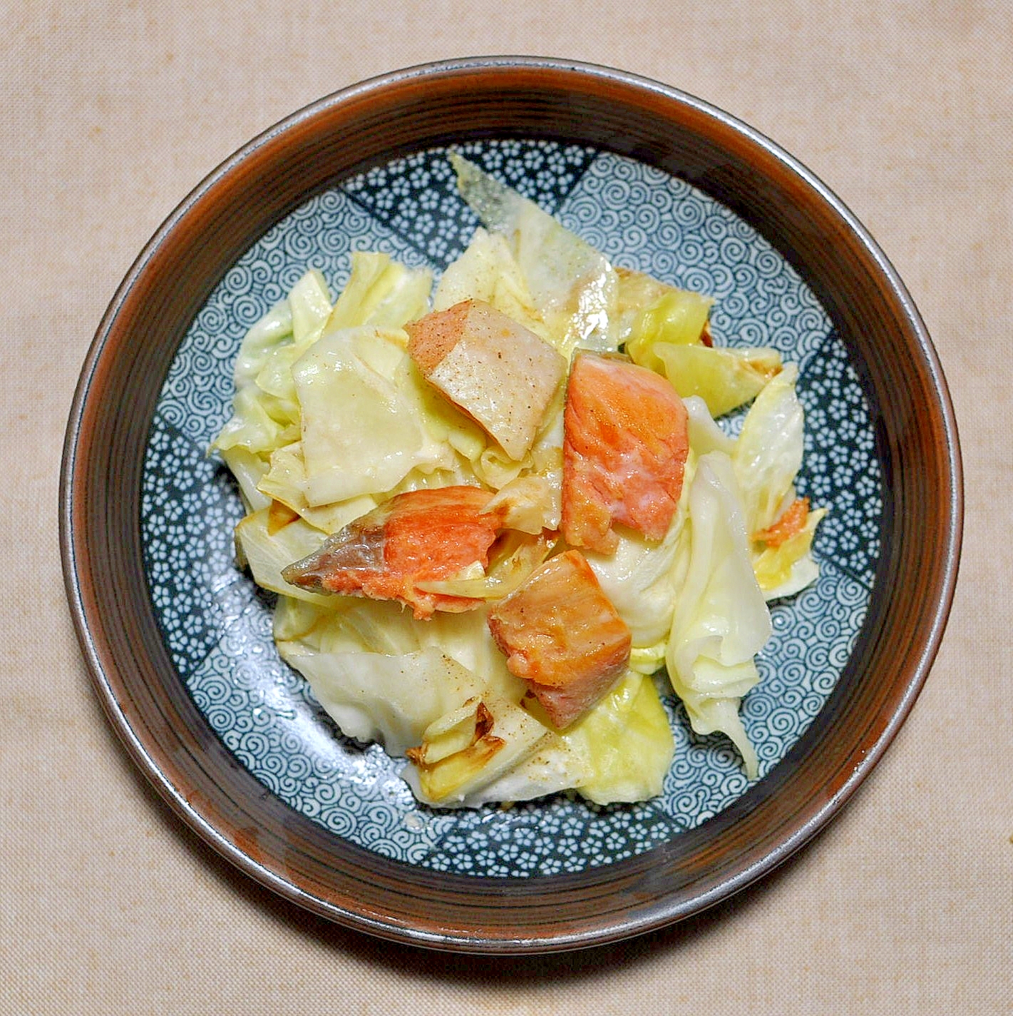 甘塩鮭とキャベツの炒め物