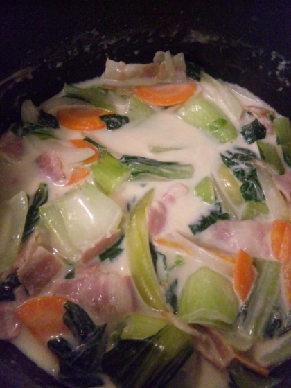 彩りもきれいな青梗菜とベーコンのクリーム煮