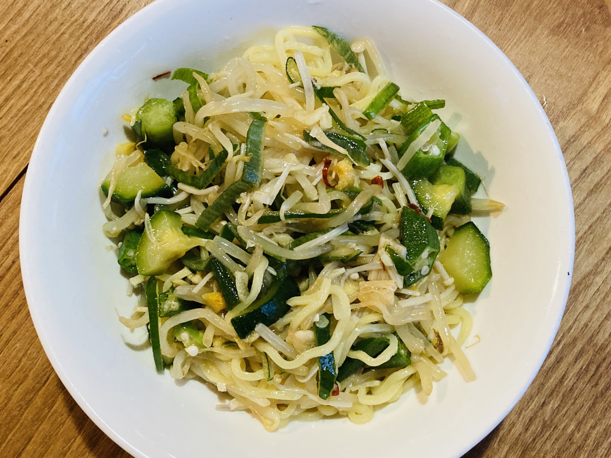 ズッキーニともやしのピリ辛ラーメン