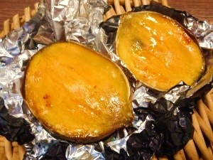 安納芋の美味しさを実感、蜜がたっぷりお菓子のように焼けました。今年のプランター菜園のサツマイモの種類に加えようかと。ご馳走さまでした♪