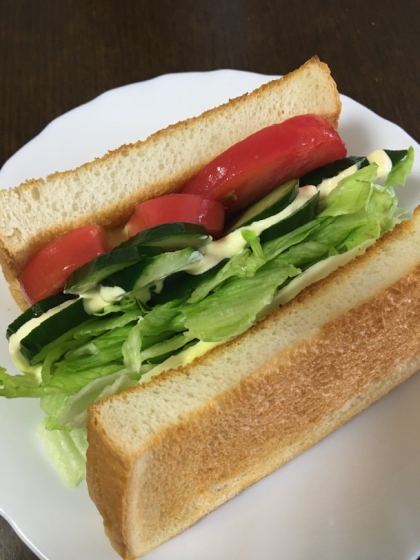 フレッシュな野菜たっぷり☆トマトサンドイッチ