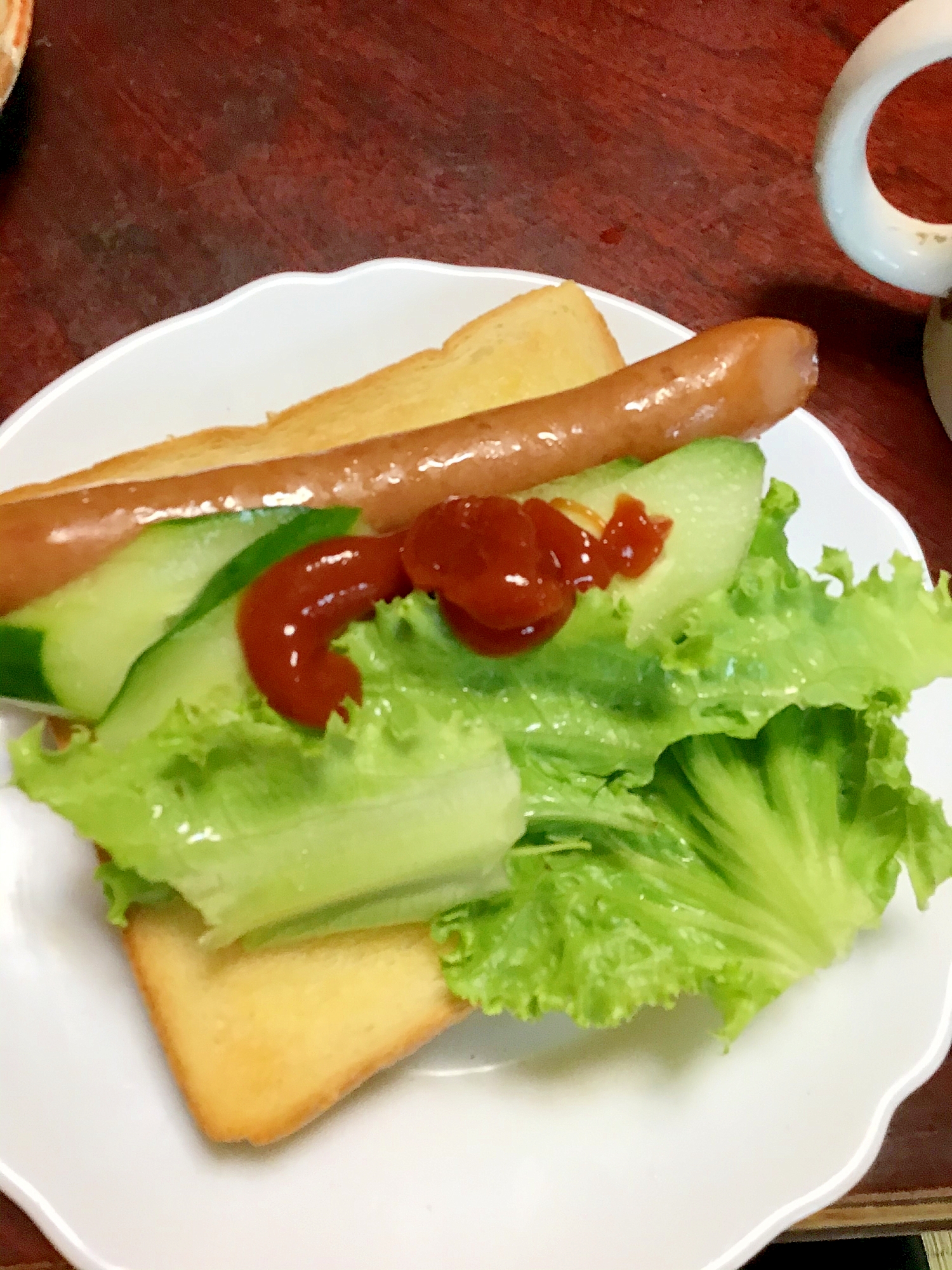 グリーンカールと胡瓜とあらびきソーセージの食パン。