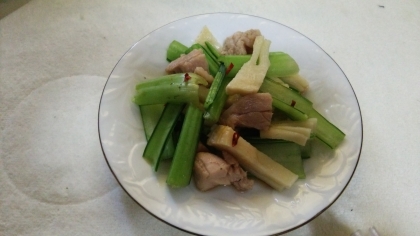 筍と小松菜がたくさんあったので作ってみました。鶏肉の旨味が筍とよく合いますね。おいしかったです。