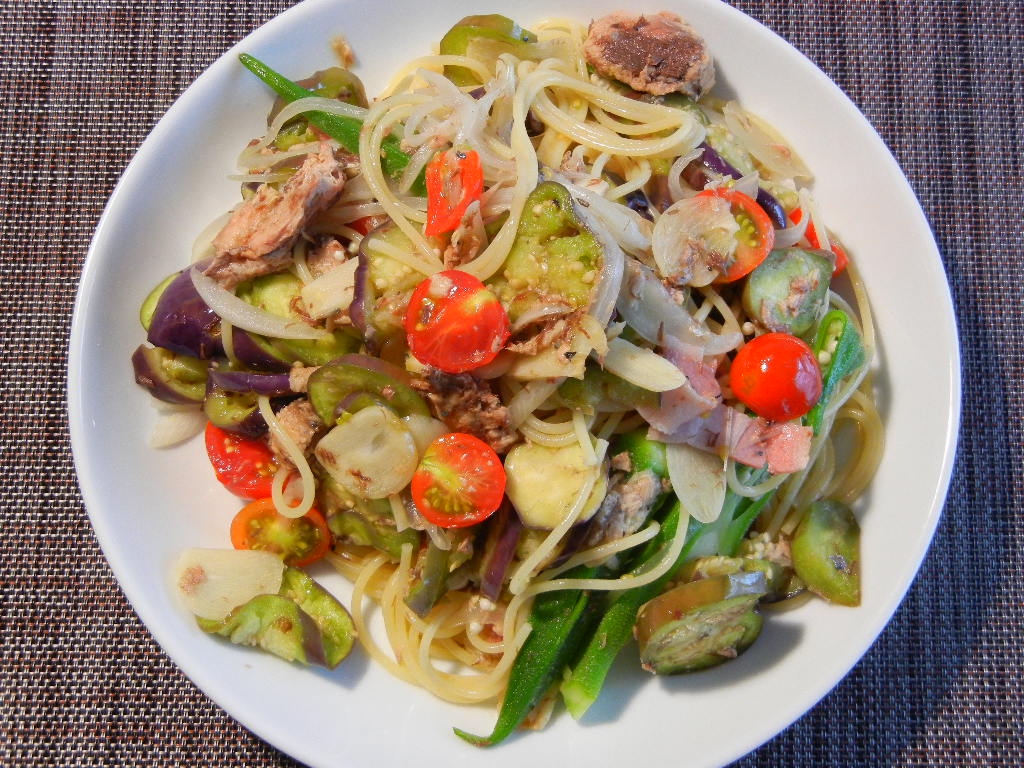 鯖缶と茄子とトマトのパスタ