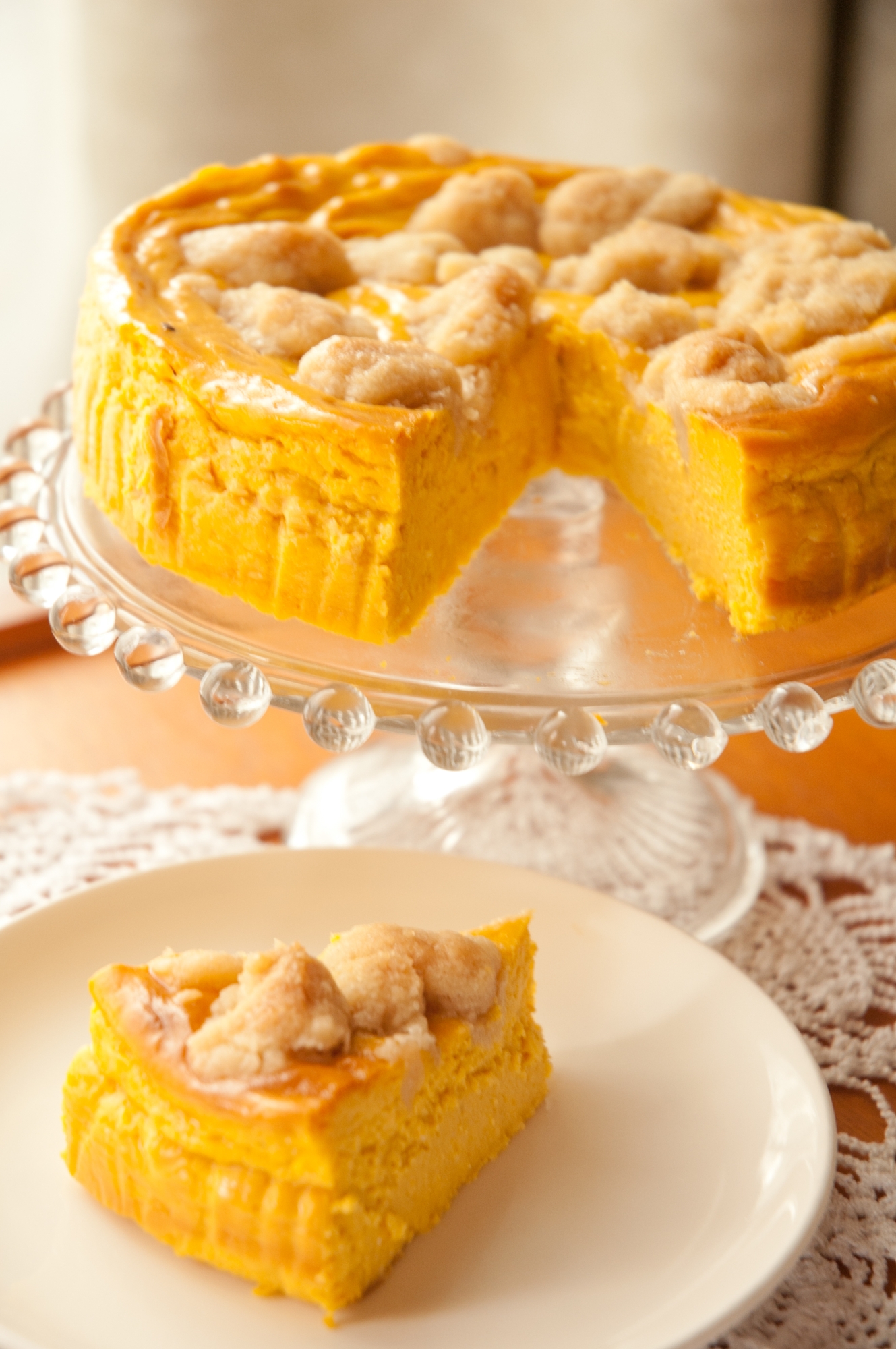 ガラスのケーキ台にのったかぼちゃのチーズケーキ