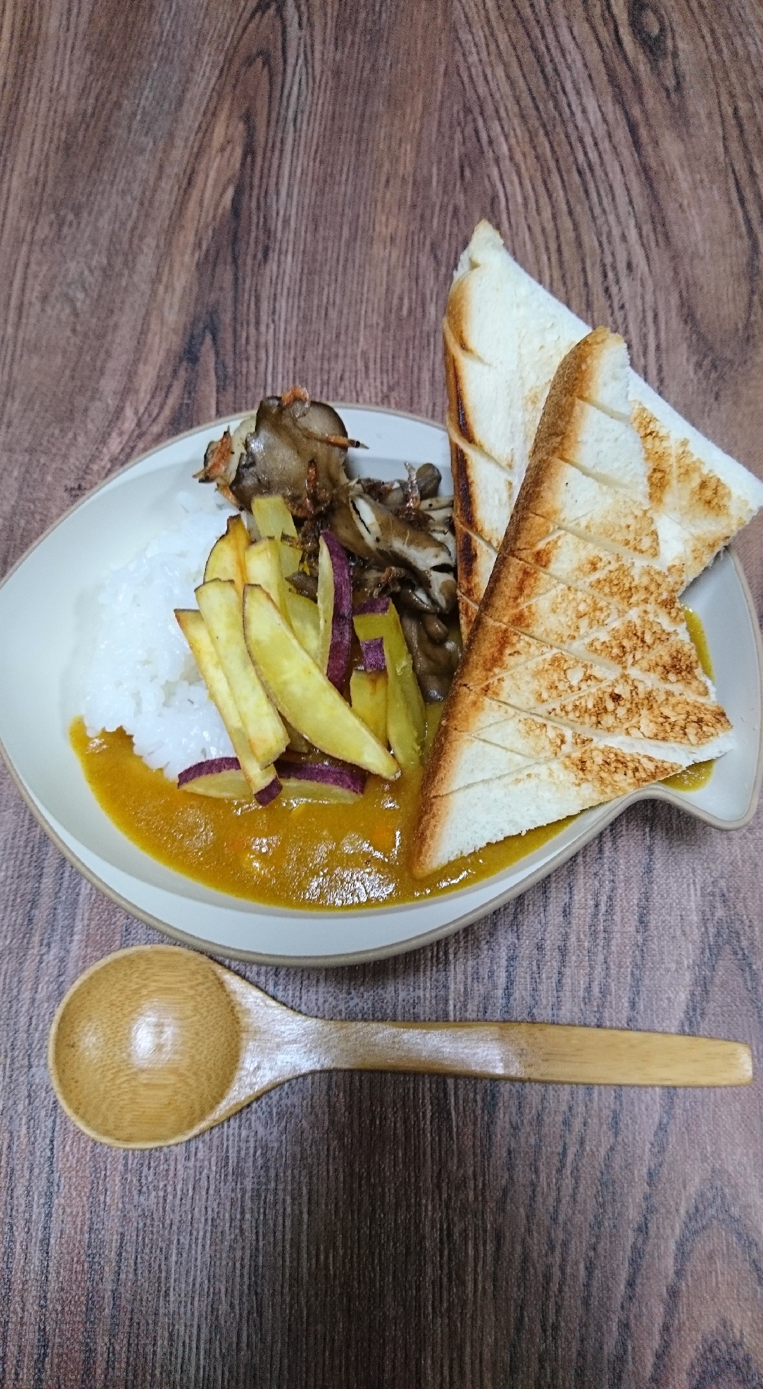 「お子さまカレー」をカフェっぽく食べよう