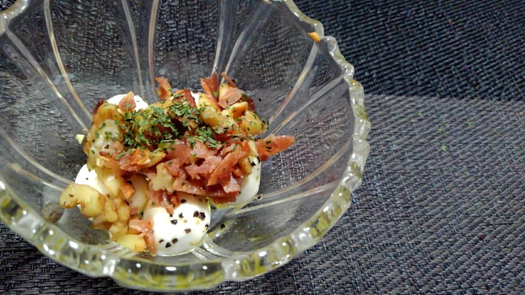 カリカリ生ハムと4種のナッツのモッツァレラ和え レシピ