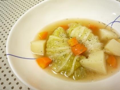 ウィンナーと白菜の旨味がしっかりスープに溶けこんで全体的においしー。野菜がたっぷり食べれて、量もあるのでうれしい。