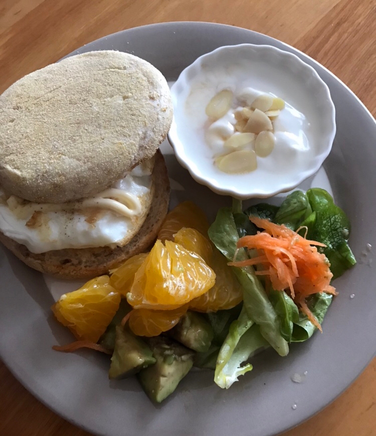 イングリッシュマフィンサンドの朝ごはん