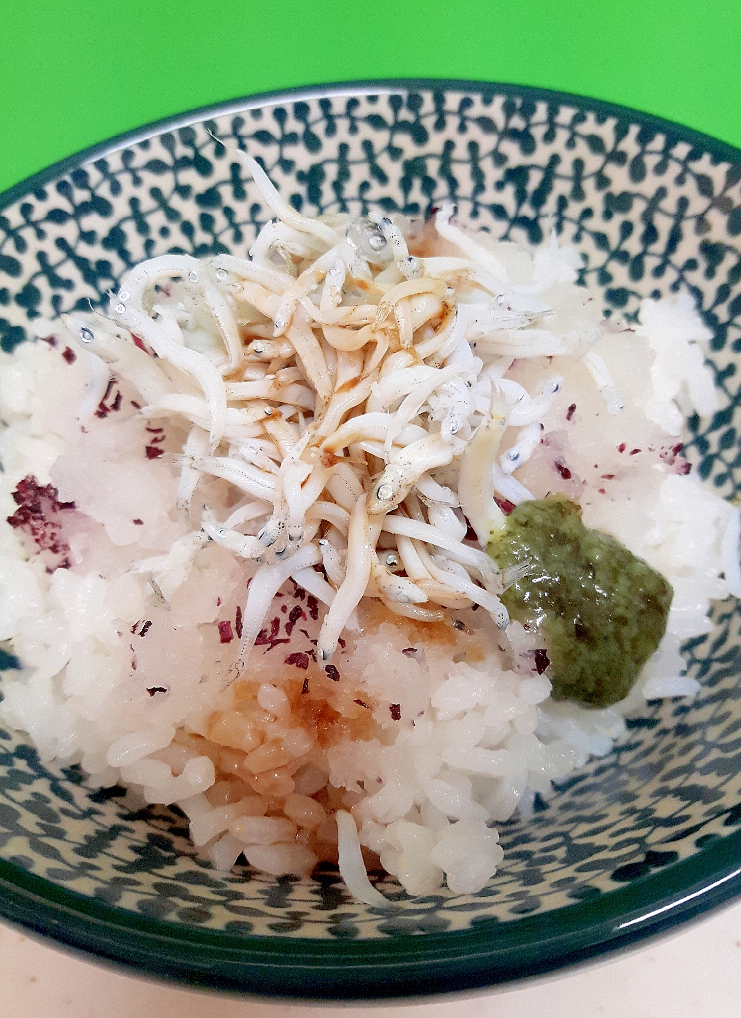 きざみ青じそで(^^)しらすとゆかり大根の丼♪