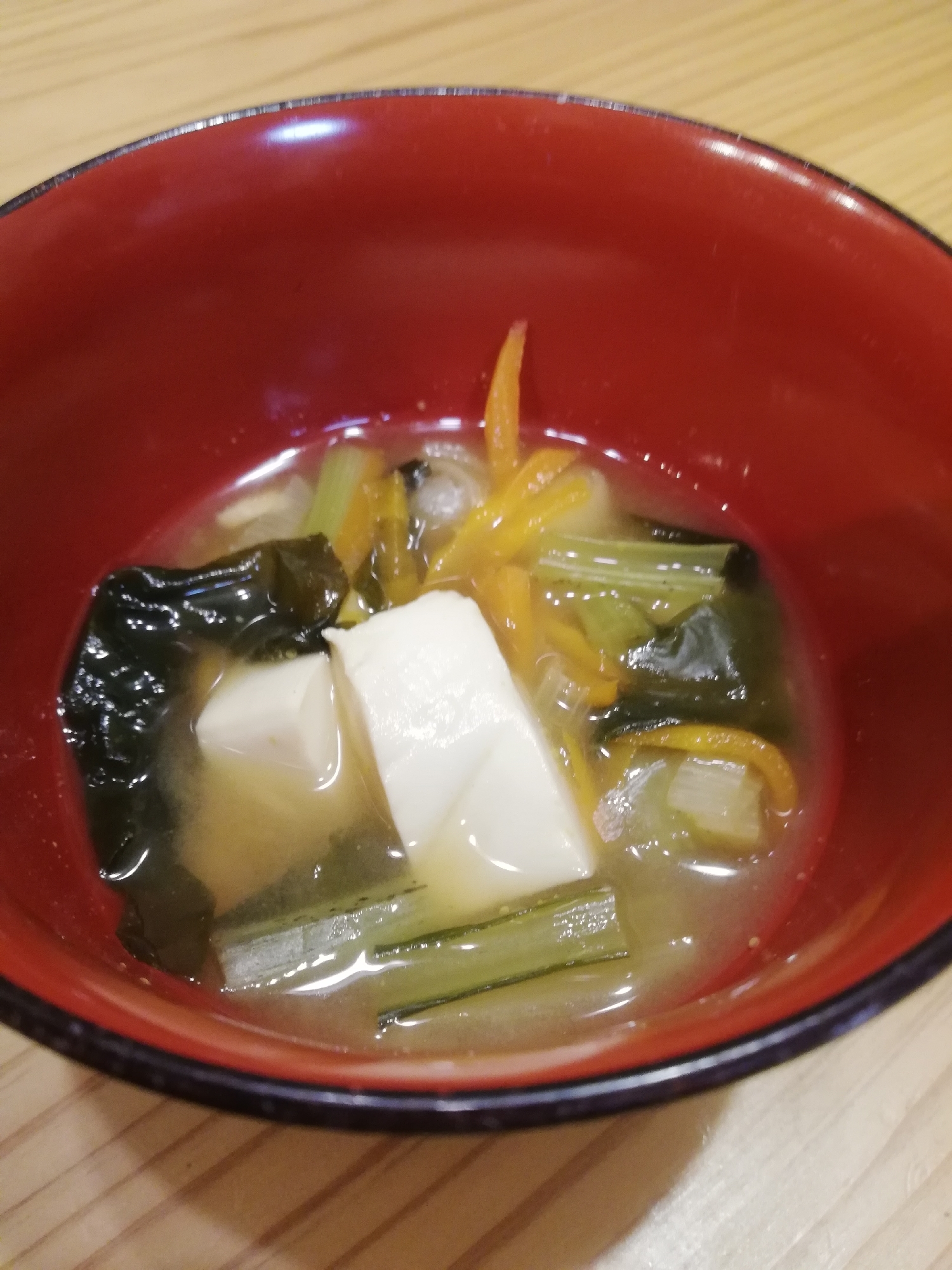 豆腐とわかめとやさいの味噌汁