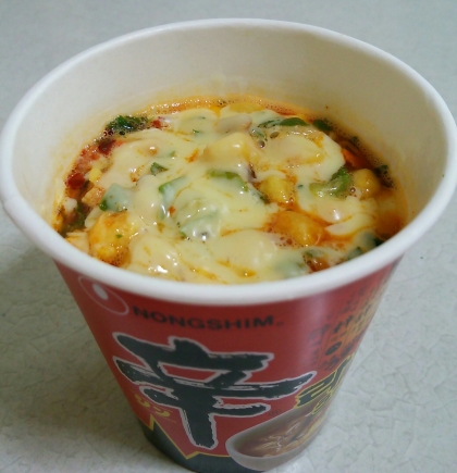 とろけるスライスチーズで作ってみした☆辛ラーメンもチーズも大好きですが、この二つの組み合わせは考えつかなかったです!めちゃめちゃ美味しくてハマリそう(*ノ▽ノ)