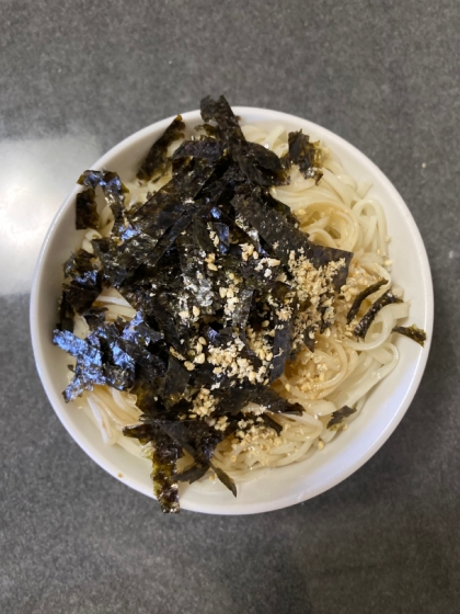 鰹節、すりごま、味付け海苔入り納豆のぶっかけうどん