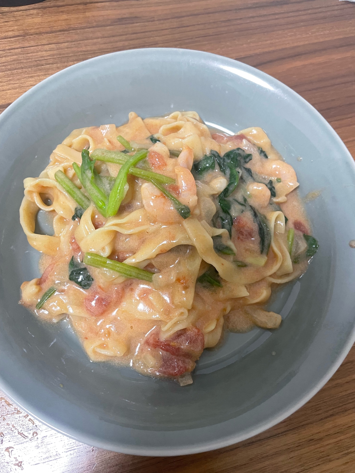 【メイン】海老とほうれん草のトマトクリームパスタ