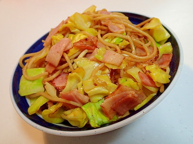 お好みソースで♡　ベーコンとキャベツの焼きそば♬