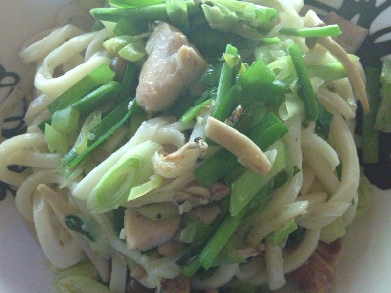 鶏肉とニラとネギとしめじの焼きうどん。