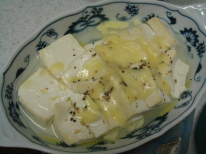 おつまみに美味しく頂きましたー♥塩気とチーズのコクが豆腐に合いますね！
シンプルなのにウマウマぁ～(*´Д｀)
ごち様_(._.)_♥