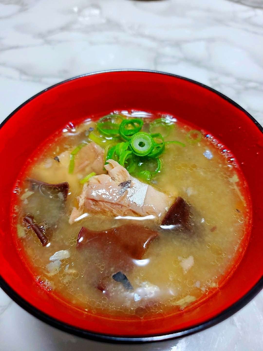 鯖の水煮とキクラゲの味噌汁