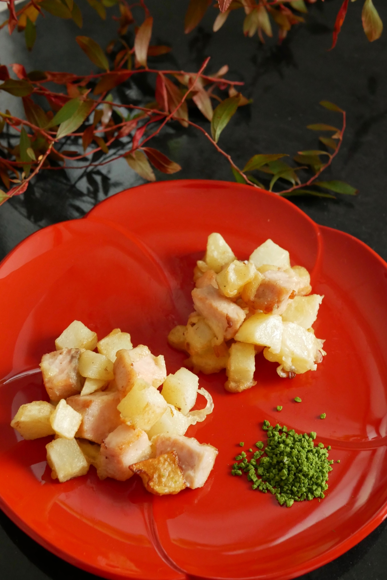 抹茶塩で食べる秋鮭とジャガイモのホクホクかき揚げ