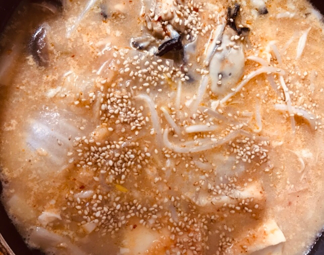 牡蠣と厚揚げ、もやしのピリ辛豆乳鍋