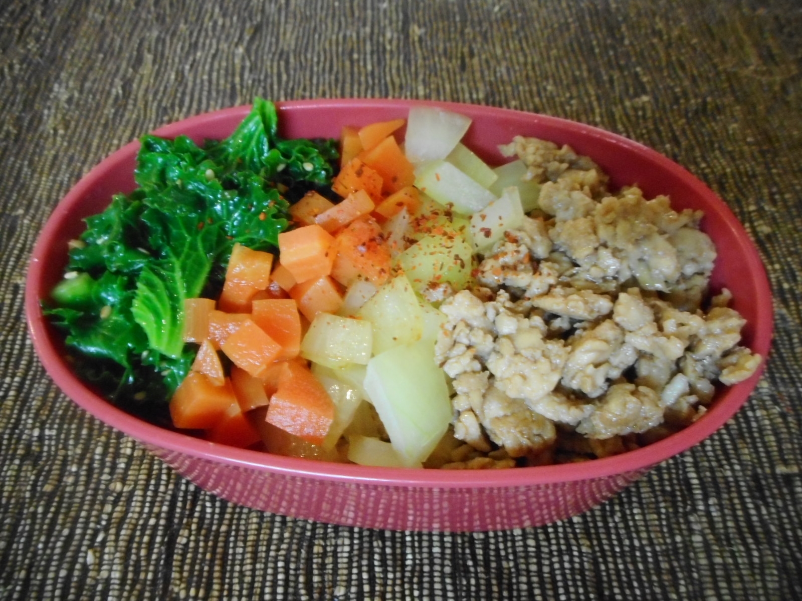 鶏そぼろとケールの４色丼弁当