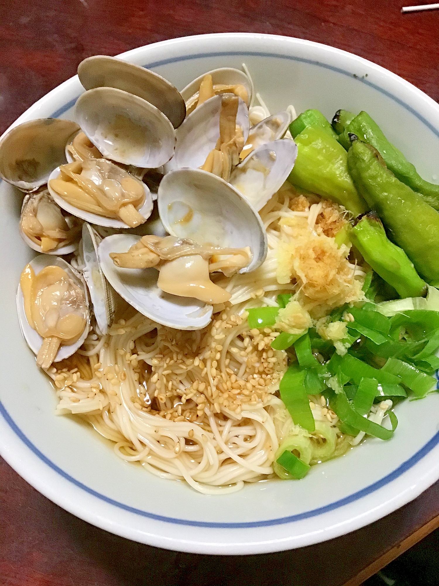 アサリのぶっかけ素麺with九条ネギと焼きしし唐。