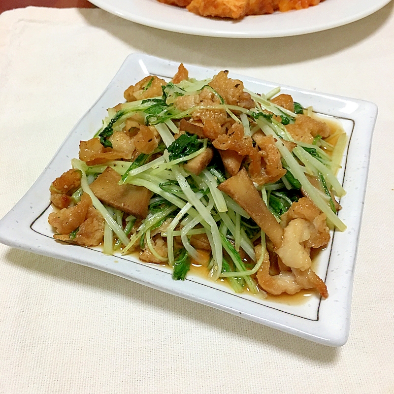 香ばし鶏皮と椎茸軸の水菜ペッパー柚ポン酢炒め♡