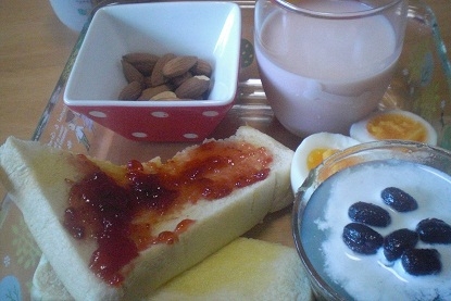 おはようございま～す。今朝の私の朝食に頂きました。苺ジャム大好きで～す。ごちそうさまでした。(*^_^*)