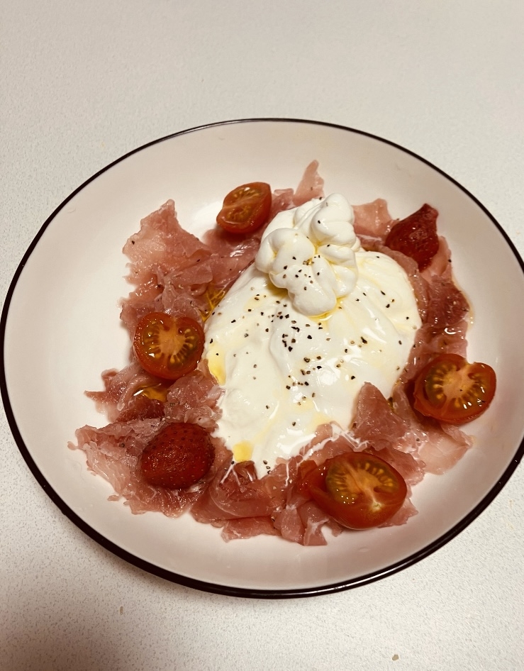 ブッラータと生ハムのサラダ（国産チーズ）