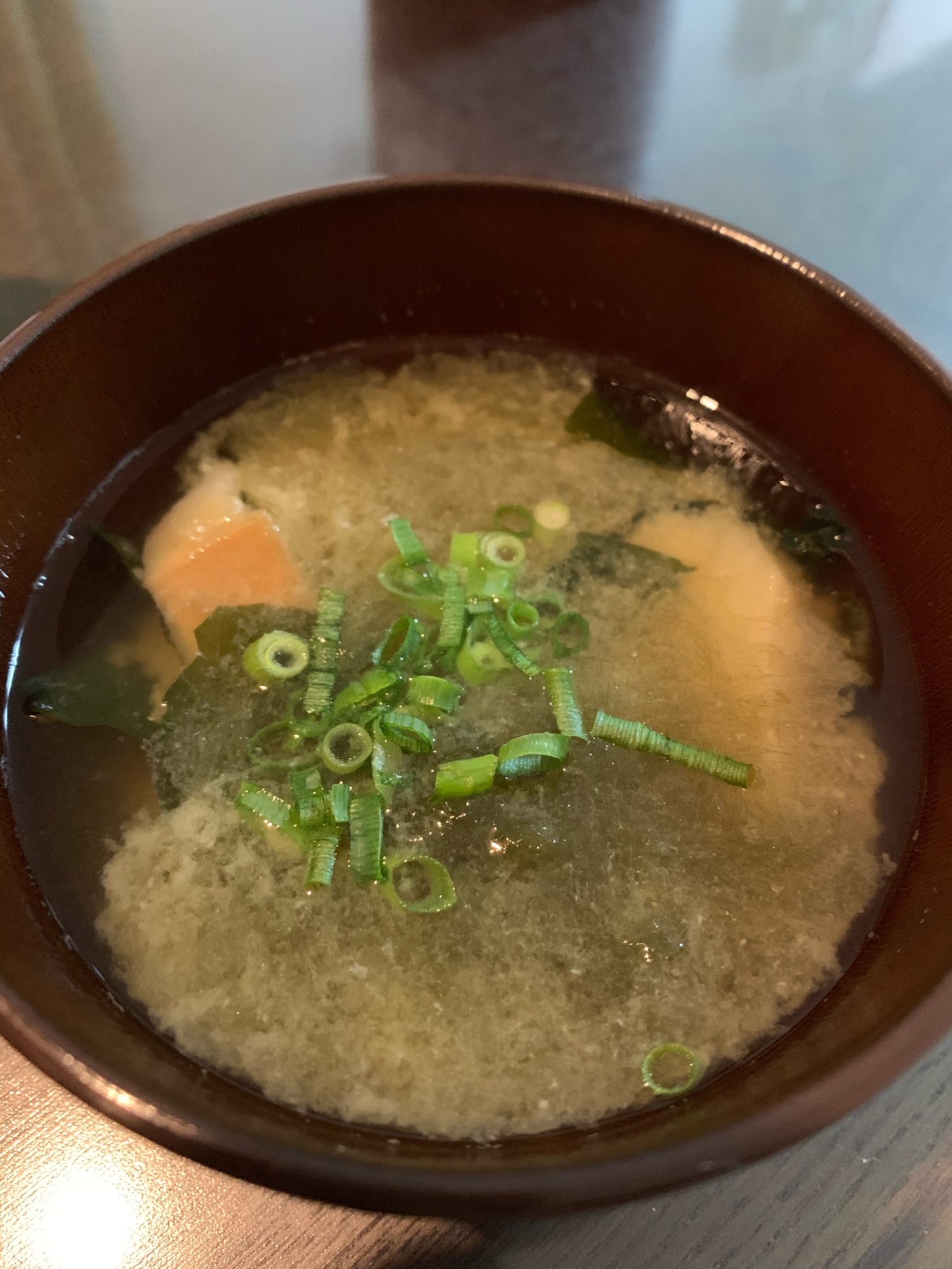 シンプルに！お麩とわかめととろろ昆布の味噌汁！