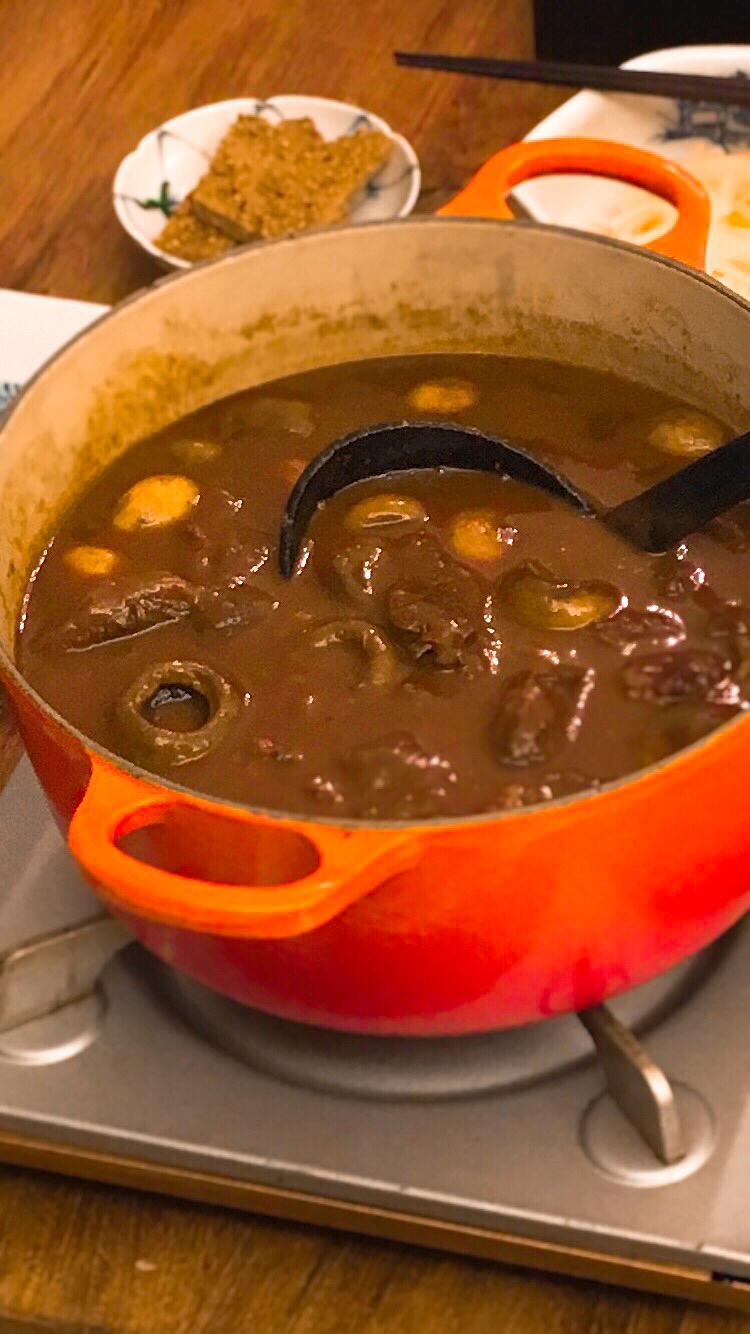 お肉が柔らかい！牛スネ肉の赤ワイン味噌煮込み