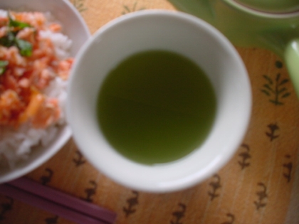 ふりかけご飯と一緒にしその香りで癒される緑茶いただきました～❤今日からレポ仕様変更になって画像ちっちゃくなったね✩ご飯茶碗と一緒に撮ったのに見切れちゃった～笑