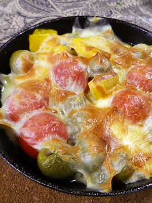 グリルパンで、ミニトマトパプリカオリーブチーズ焼き