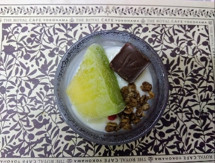 メロンとグラノーラとチョコのヨーグルト