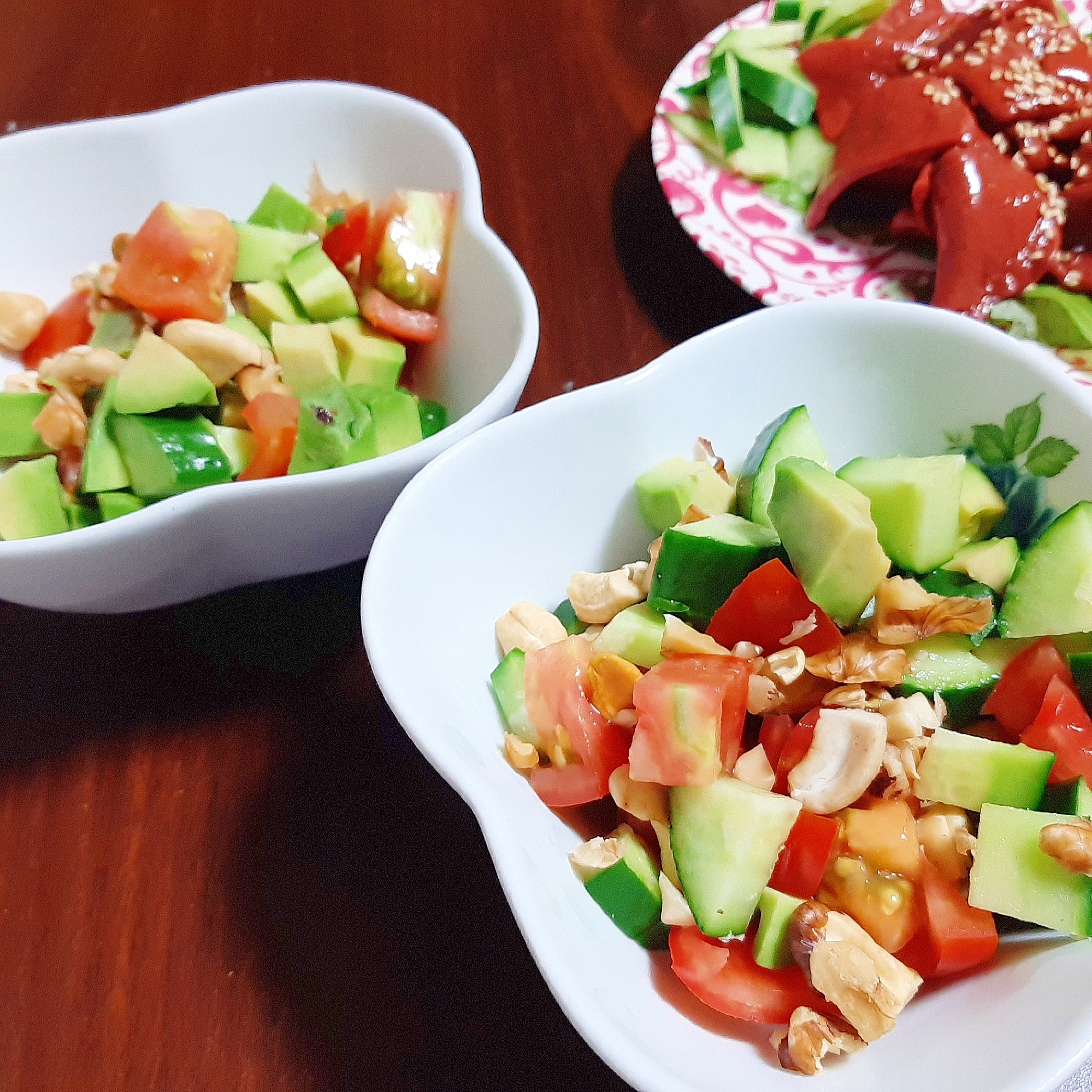 夏野菜とアボカドのナッツサラダ