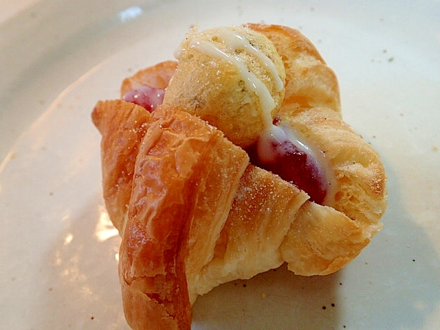 苺ジャムとチョコシューのミルキーバニラクロワッサン