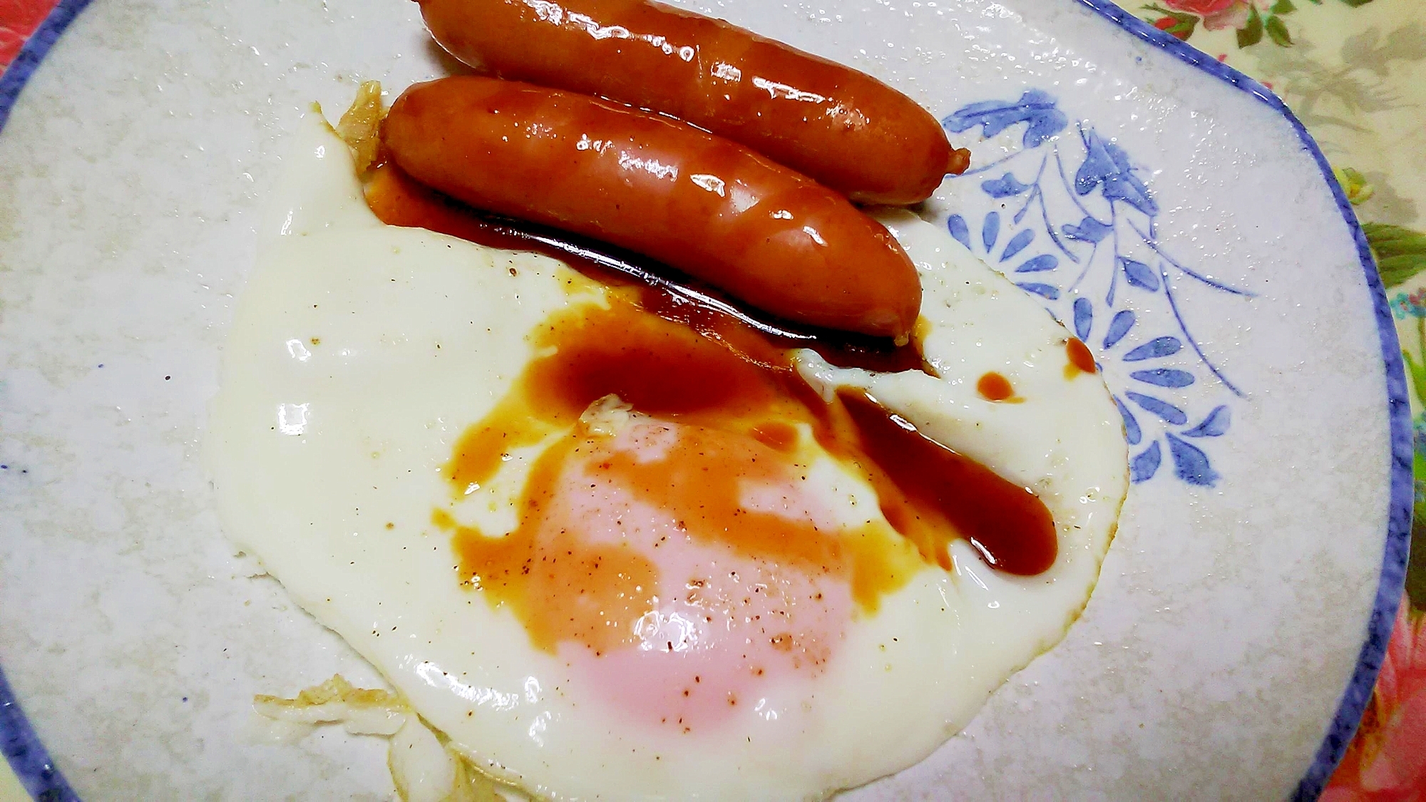 ウインナーと目玉焼き　焼肉のたれ味