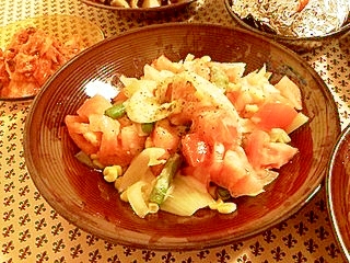 アスパラ、コーン、玉ねぎ、トマトの彩りサラダ