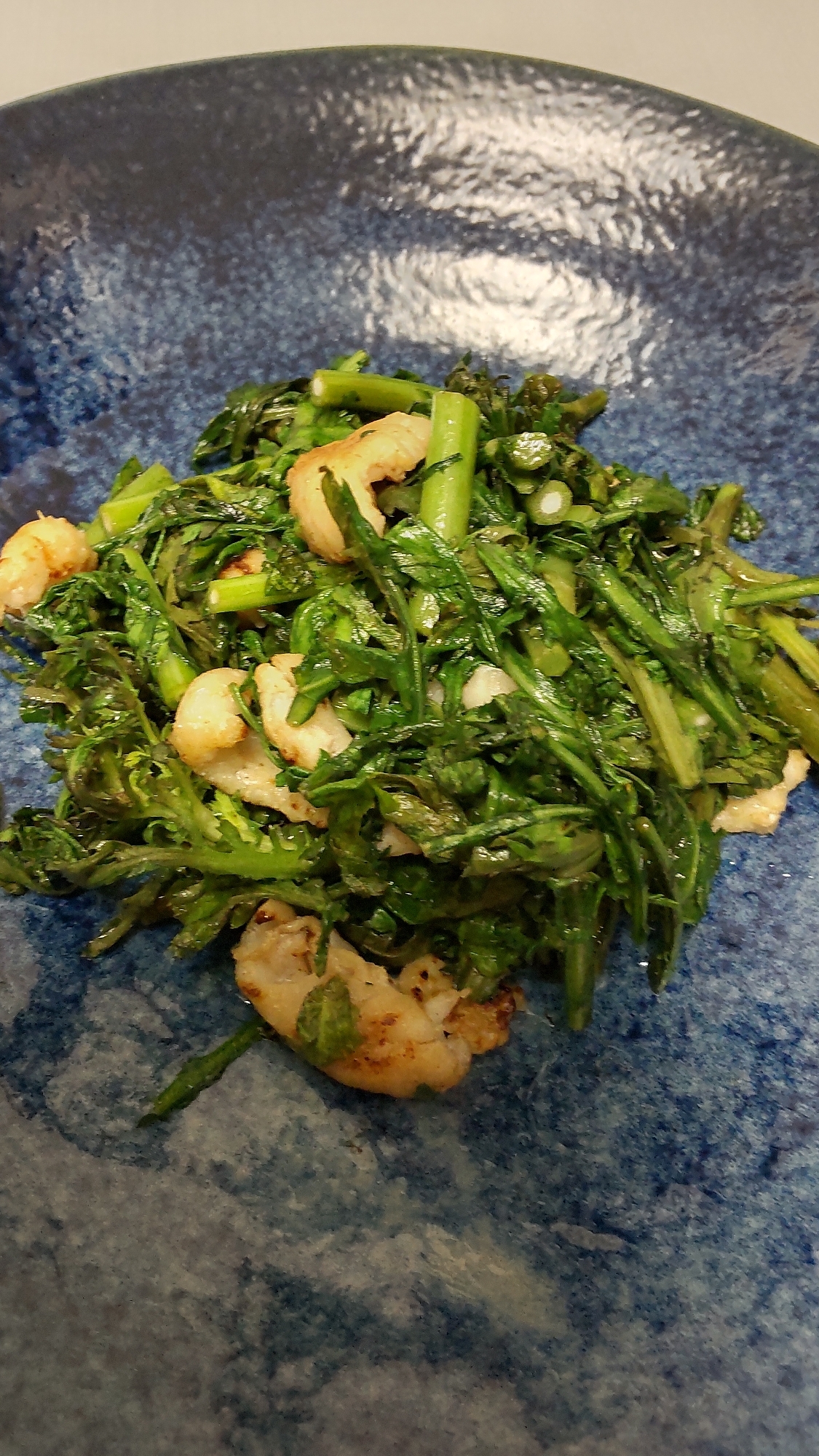 鶏皮と春菊の炒めもの☆