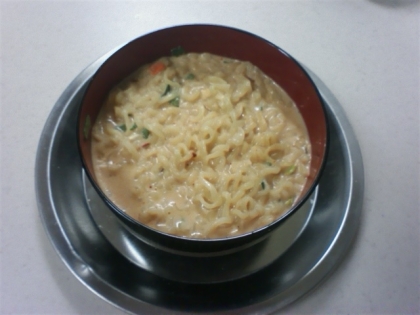 具材がなかったので辛ラーメンオンリーで。ラーメン食べるってなんとなく罪悪感なのですが（←美容・健康に良くないので）、豆乳なら体にいい感じで、罪悪感が薄まりますw