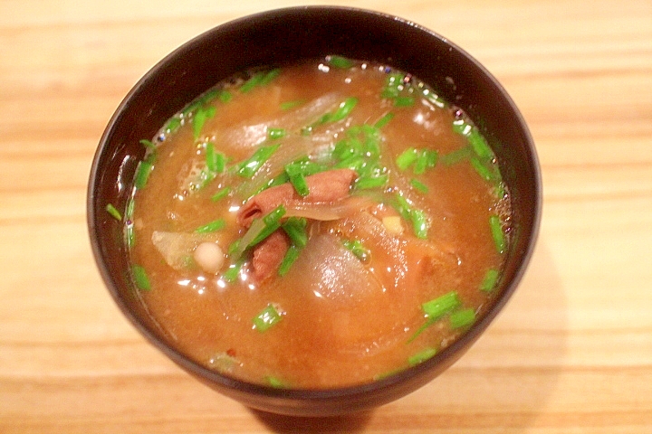 【食べるお味噌汁】モツ入り玉葱と雑穀のお味噌汁