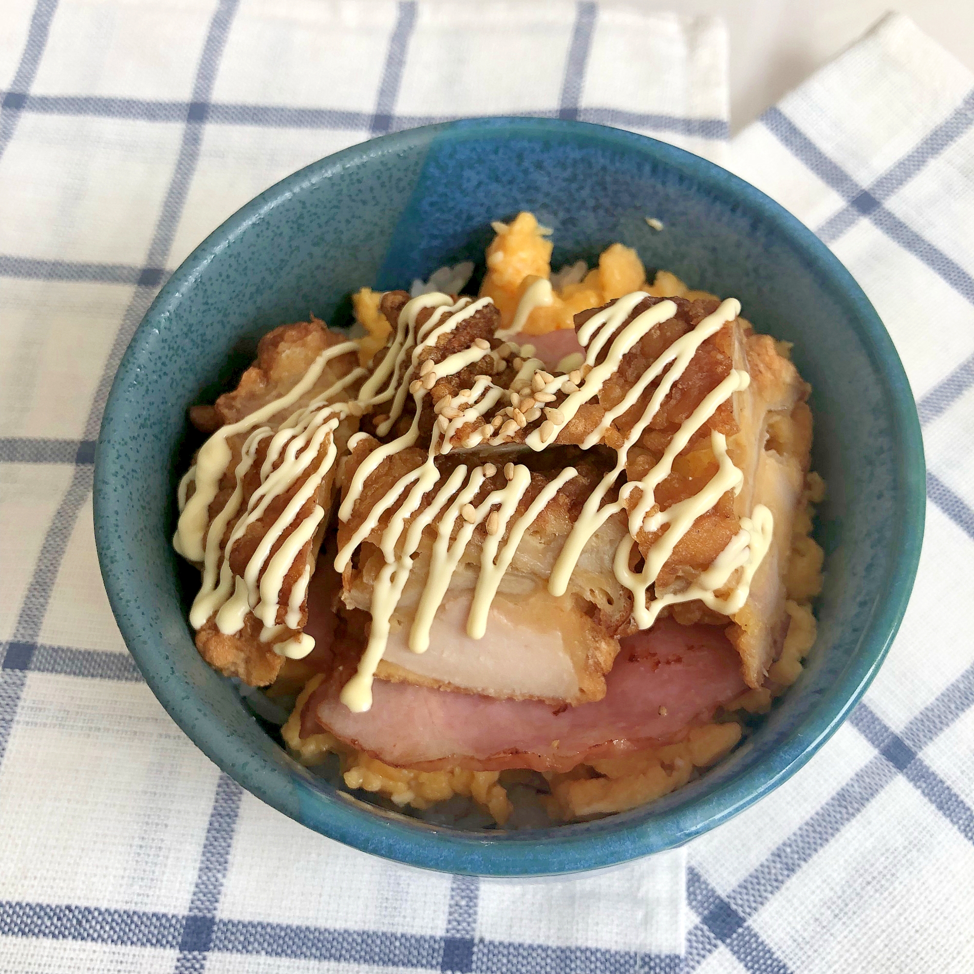 たまごとベーコンと唐揚げの丼 ♪