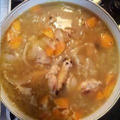 新玉ねぎが出回る季節になったので美味しさを活かせるシンプルなスープを探してました。手羽元を先に焼いたことでコクが出ました。