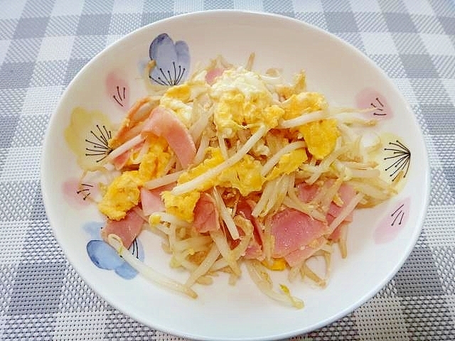 もやしとベーコンの卵炒め
