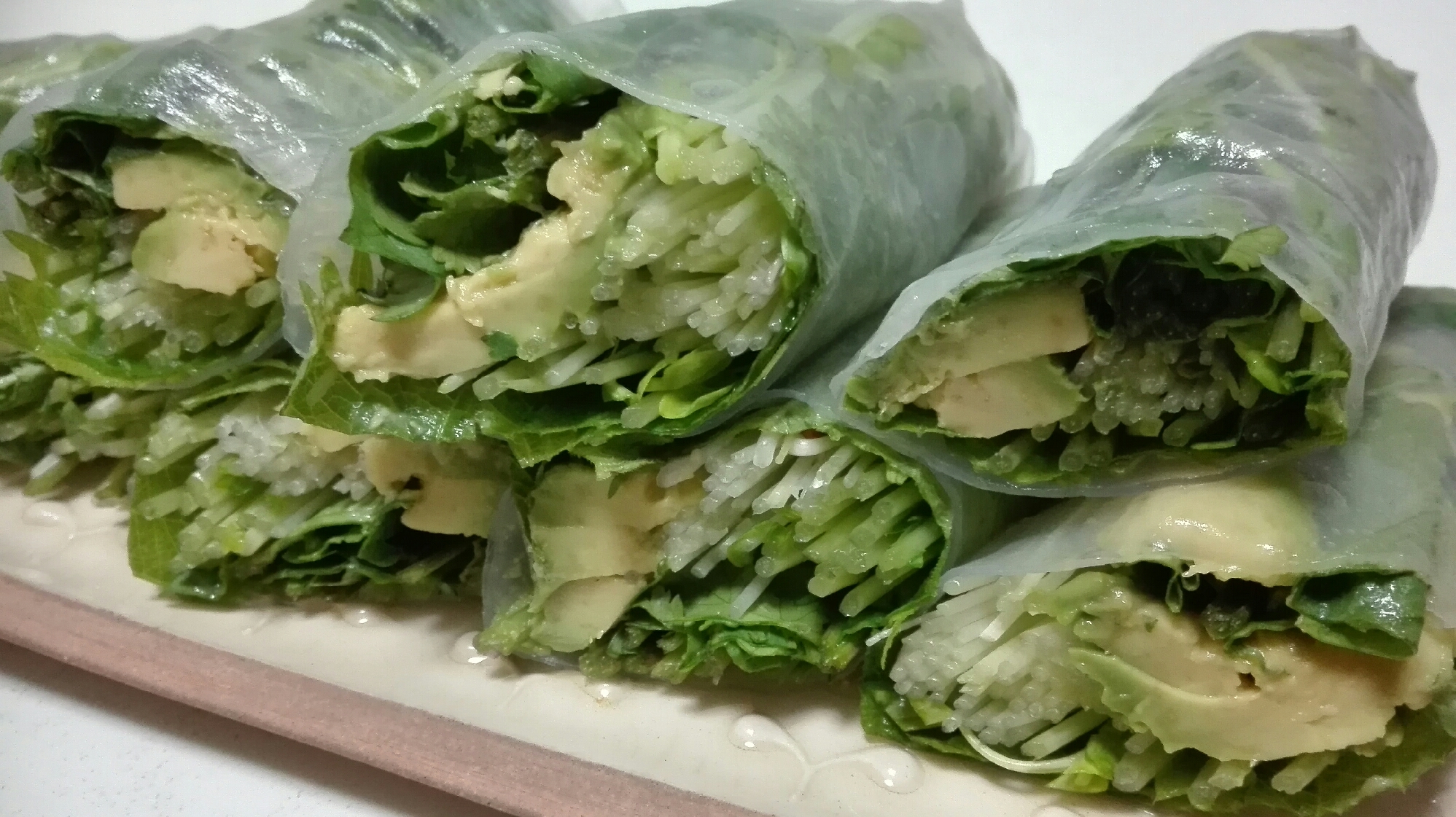 アボカド、パクチー、豆苗を使った香味野菜の生春巻