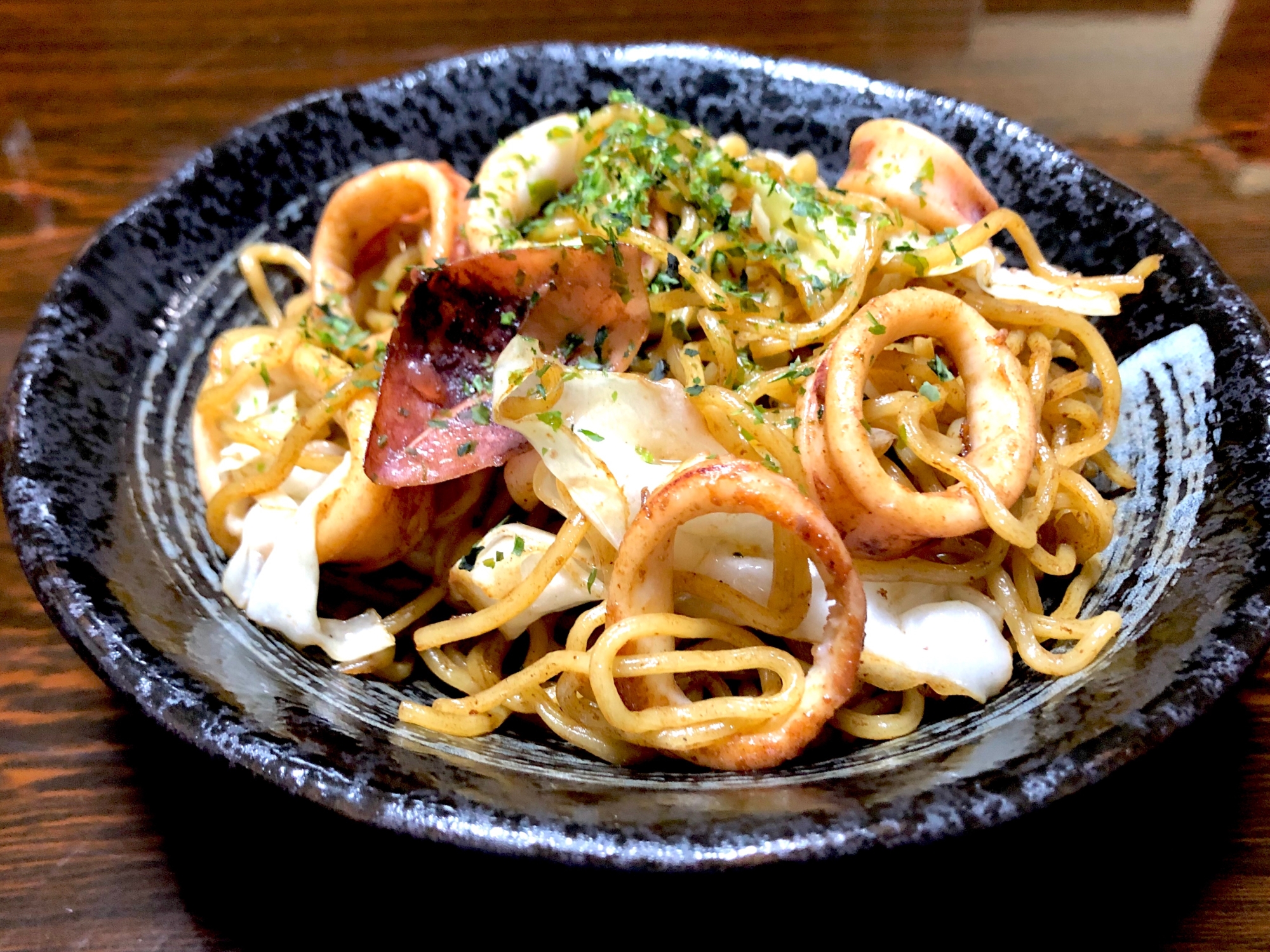 バター醤油で炒めたイカのソース焼きそば