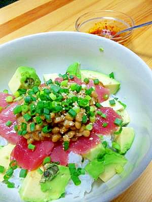 簡単ランチに!おなかいっぱいアボ納豆マグロ丼